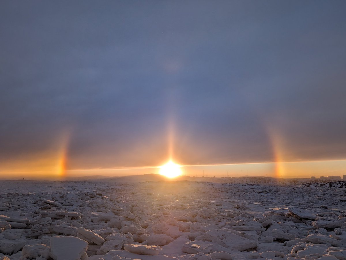Bad weather on its way for #Iqaluit #Nunavut. This is how you can tell with a #Sundog at sunset. #ShareYourWeather <a href="/MurphTWN/">Chris Murphy TWN</a> 
DEC.12.2025 #NunavutVibes