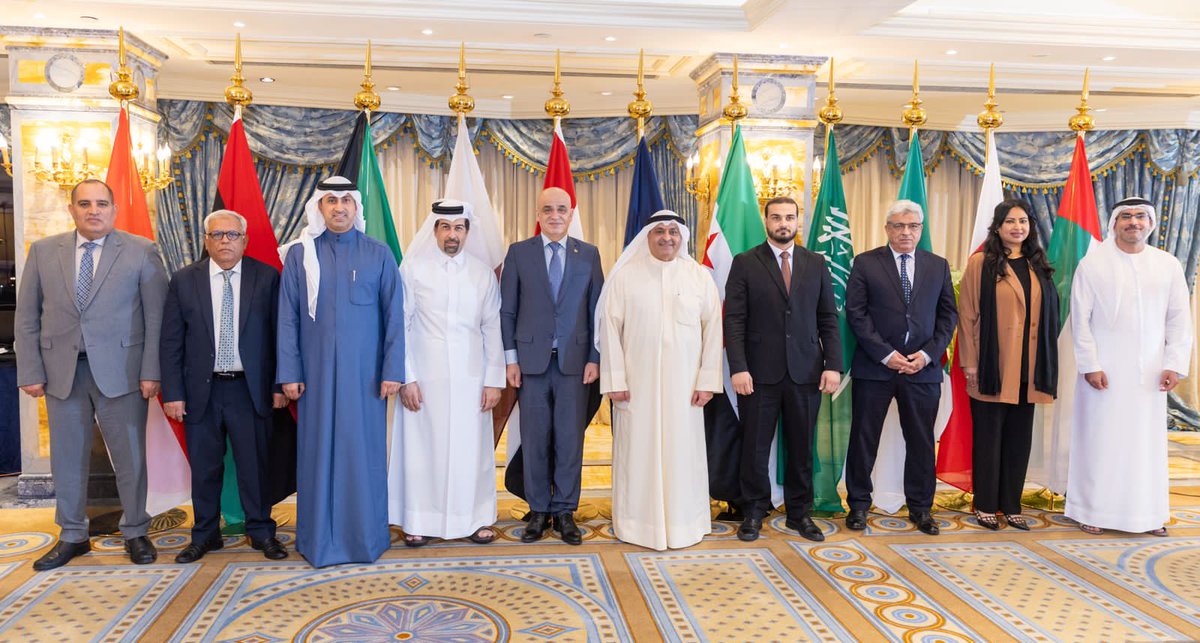 دولة الكويت تستضيف الاجتماع الـ 175 للمكتب التنفيذي للمنظمة العربية للطاقة في إطار الاجتماعات التحضيرية التي تسبق الاجتماع الوزاري الـ 115 المقرر عقده بعد غدٍ الأحد

- الاجتماع عقد برئاسة وكيل وزارة النفط الشيخ د. نمر فهد الصباح وناقش عددًا من البنود المدرجة على جدول الأعمال.