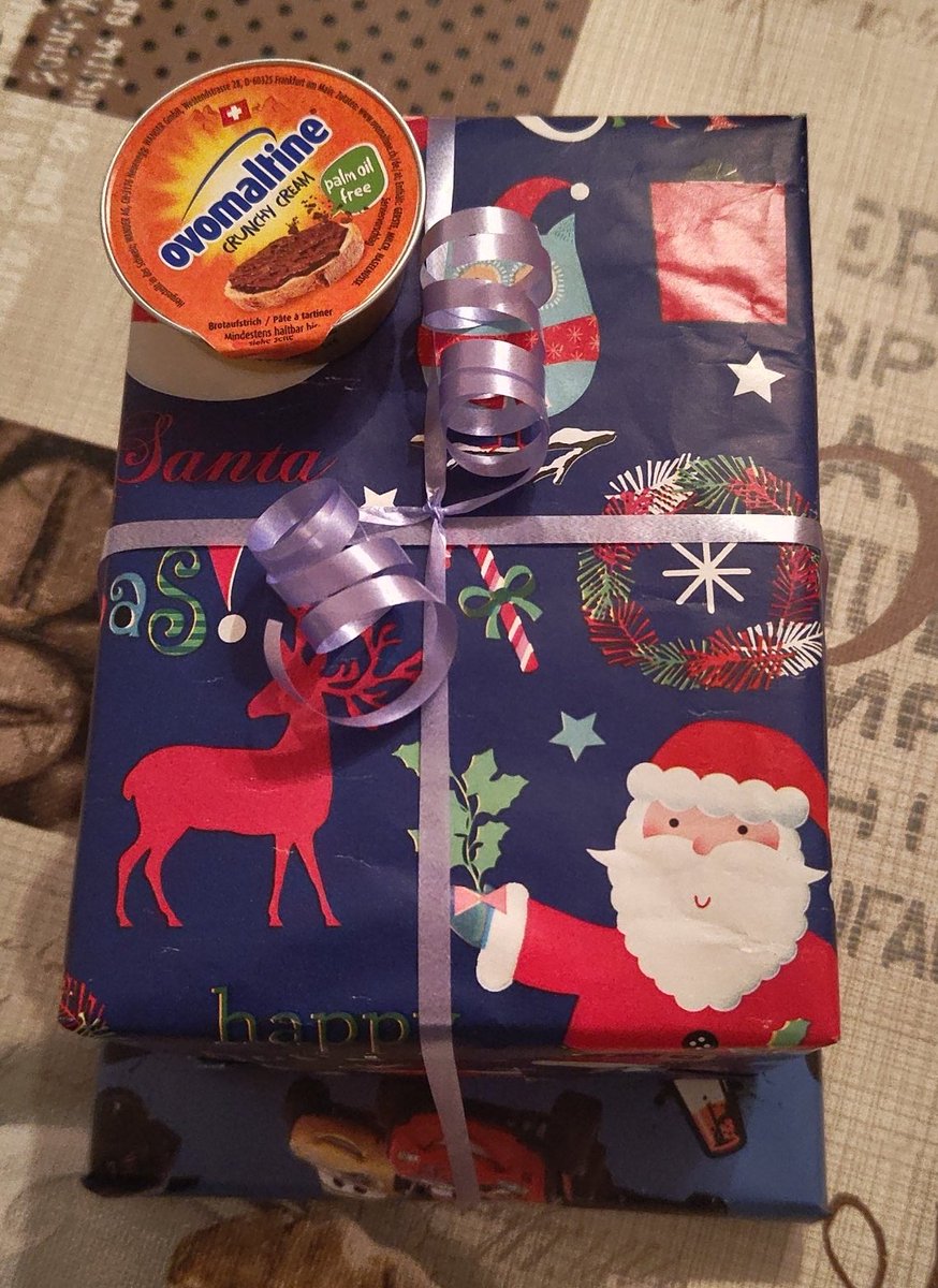 isak_017's tweet photo. Geschenke einpacken kann ich schonmal. Sollte mein jetziger Beruf den ich lerne nichts werden, mache ich halt das beruflich 😅
@crazynerdfan was sagst so zum Eindruck deines Geschenkes haha https://t.co/5X7P1JIxHv
