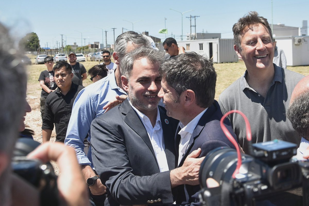 Visitamos una de las tantas obras con la que el gobernador <a href="/Kicillofok/">Axel Kicillof</a> se comprometió a dar respuesta a un problema histórico de acceso al agua potable en #BahíaBlanca y #CoronelRosales. El Plan Hídrico Integral que los bahienses necesitaban para vivir mejor no solo sigue en