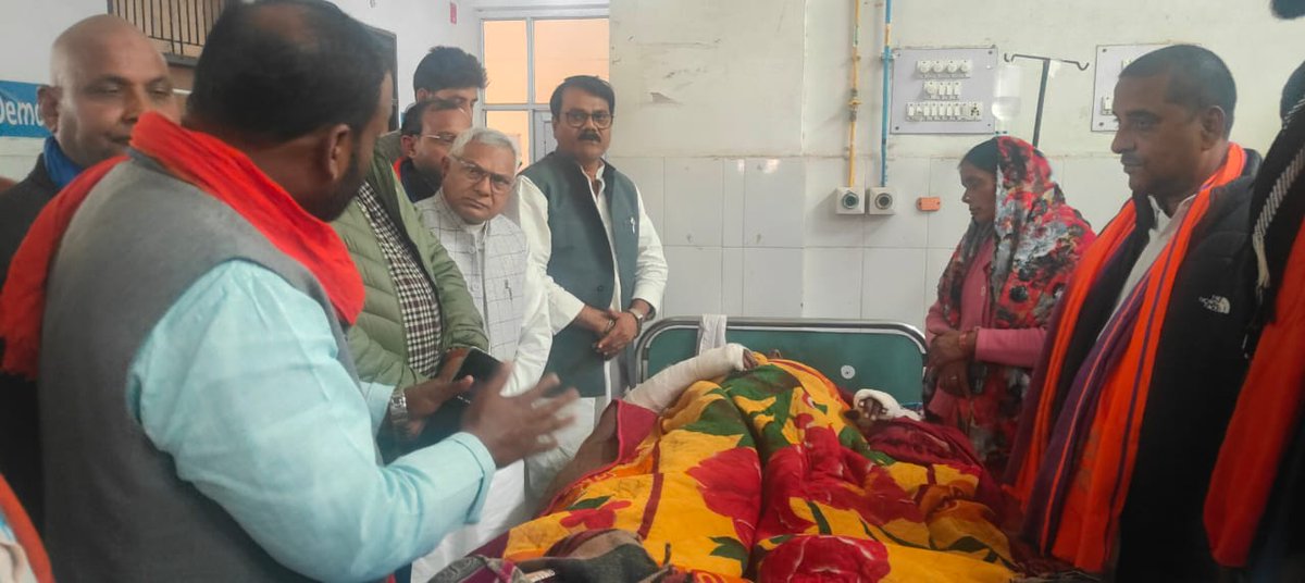 कल ग्राम - सुखदेव तिवारीकापूरा, थाना - तारुन, अयोध्या निवासी शिवकुमार पटेल पर हुए आत्मघाती हमले की सूचना प्राप्त होने पर अयोध्या पहुंच कर उनके परिजनों से भेंट कर न्याय का भरोसा दिलाया, साथ में पार्टी प्रदेश अध्यक्ष श्री आर० पी० गौतम जी सहित पार्टी के कई पदाधिकारीगण उपस्थित रहे।