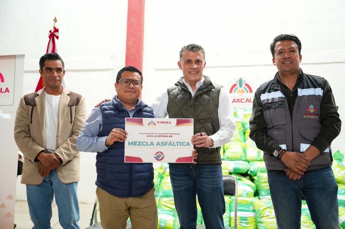 Alcalde ASG realiza la primera entrega de 50 toneladas de mezcla asfáltica en frío pulsored.com/alcalde-asg-re… vía <a href="/PulsoRed/">Pulsored</a>