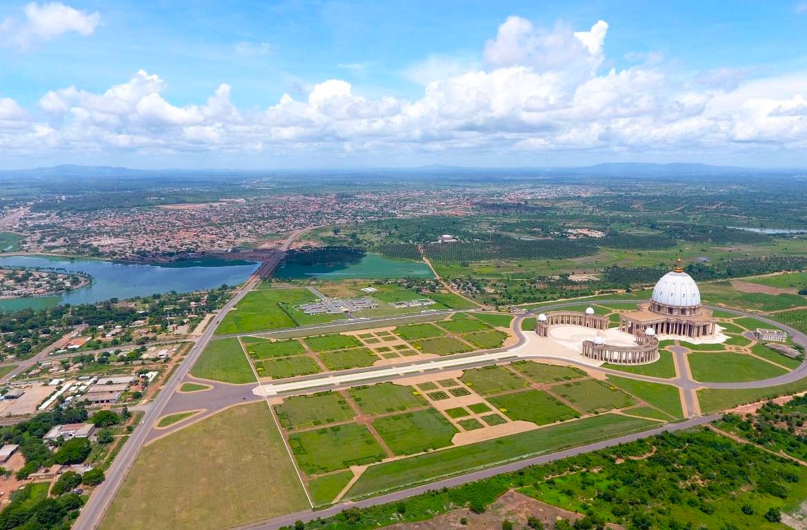 Ivoirowsky's tweet image. 🇨🇮  #Yamoussokro , la basilique ne doit pas etre encerclée de quartier populaires sans architecture.
L'urbanisation est très rapide.