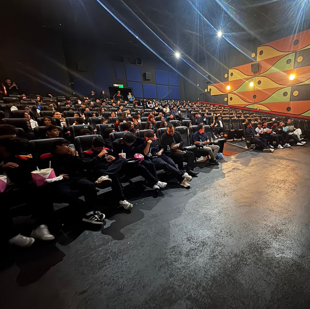 ivanrobertopoli's tweet image. Gracias a Multicines. RAGAS Internacional y en especial al colegio Martin Cerere por la invitación para hablar de Esclavitud moderna y trata