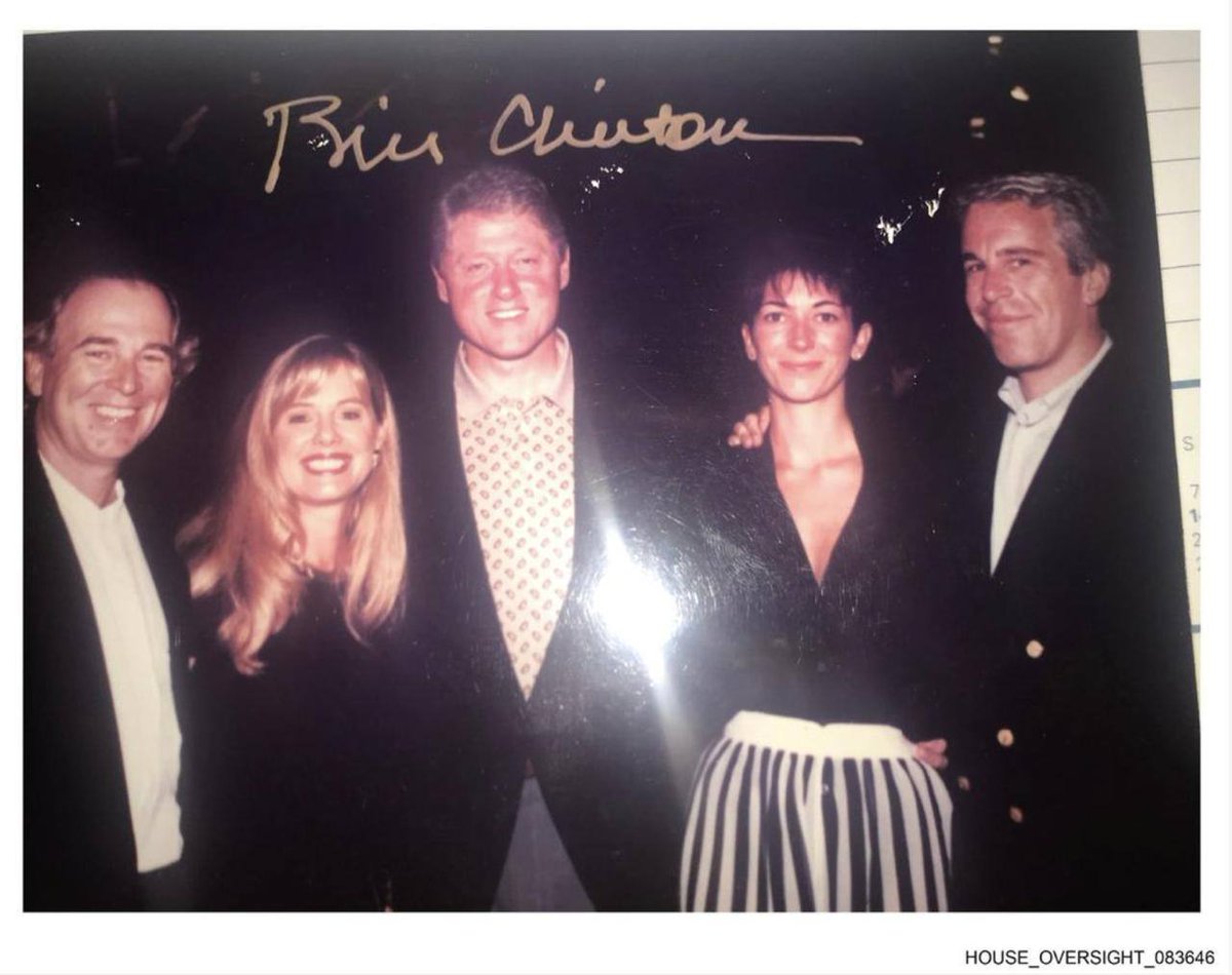 MundoEConflicto's tweet image. 🔴 #URGENTE | Revelan nuevos materiales del archivo de Epstein: preservativos con el rostro de Trump ("I'M HUGE!") y una foto de Epstein con Trump, Clinton, Gates, y otros. También una foto de Trump con seis mujeres.