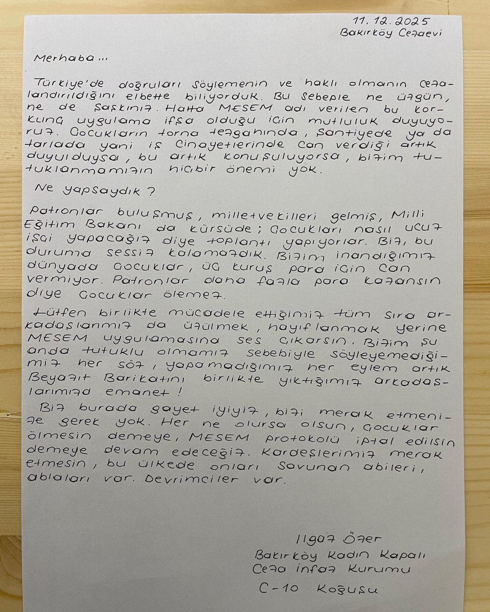 TİP'li Öğrenciler Sözcüsü Ilgaz Özer'den mektup var:

"Bizim şu anda tutuklu olmamız sebebiyle söyleyemediğimiz her şey, yapamadığımız her eylem artık Beyazıt Barikatını birlikte yıktığımız arkadaşlarımıza emanet!"