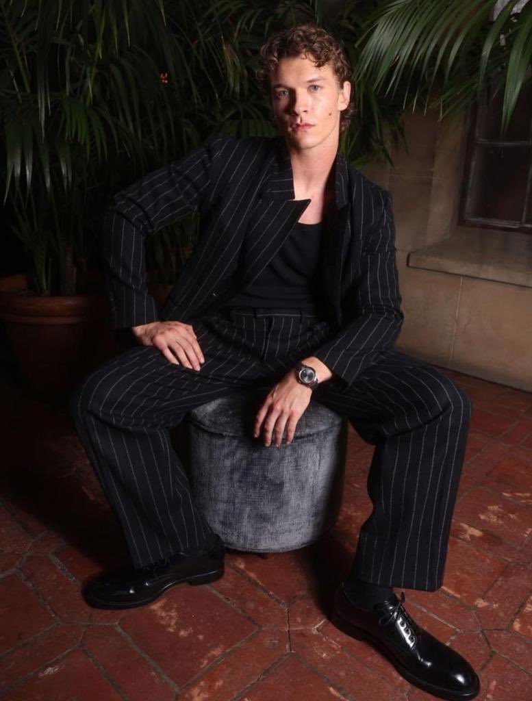 chibibinch's tweet photo. going from working 40 hours a week at a restaurant while doing auditions to wearing dolce&amp;gabbana at an actors event…connor you deserve this so much 🥲🥲 https://t.co/EjYeqAo96n
