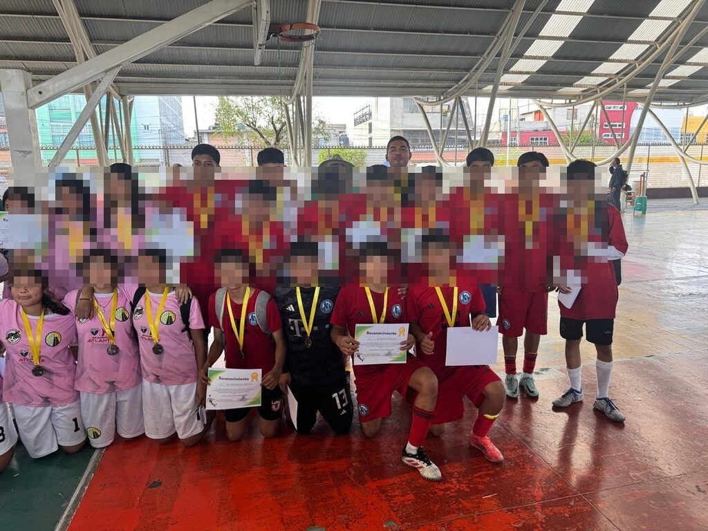 Sec_Tenoch120's tweet photo. Hoy celebramos con enorme alegría el primer lugar a nivel zona obtenido por nuestros equipos varonil y femenil. Su esfuerzo, disciplina y trabajo en equipo se reflejan en este gran logro que pone en alto el nombre de nuestra escuela. https://t.co/dT3GCmAf0c