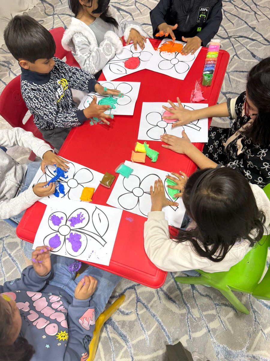 بالصور جمعية التنمية الأهلية بالأجفر تقيم برنامج بسمة يتيم بدعم من صندوق دعم الجمعيات

#إخبارية_الأجفر
أقامت جمعية التنمية الأهلية بالأجفر برنامج “بسمة يتيم”  على مدار ثلاثة أيام وذلك في الفترة من 12 الى 14/6/1447 بمقر الجمعية
واشرفت على تنفيذ البرنامج الأستاذه وفاء سويلم الشمري