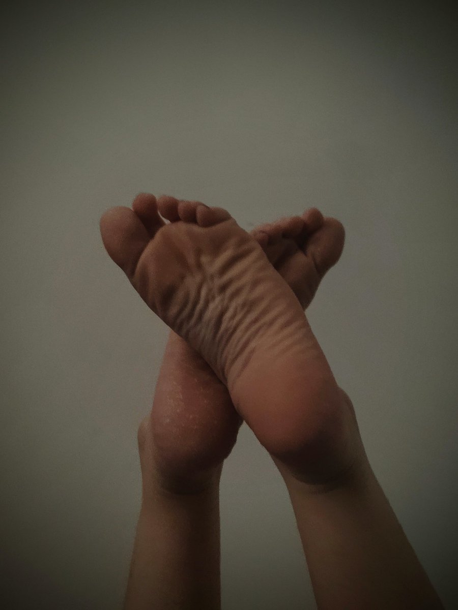 ToeTwoTall's tweet photo. I'm so sorry loves but I am finally out of the hospital and feeling a little better♥️ dms are open😘 #footfetish https://t.co/UkOv1Zj5z2