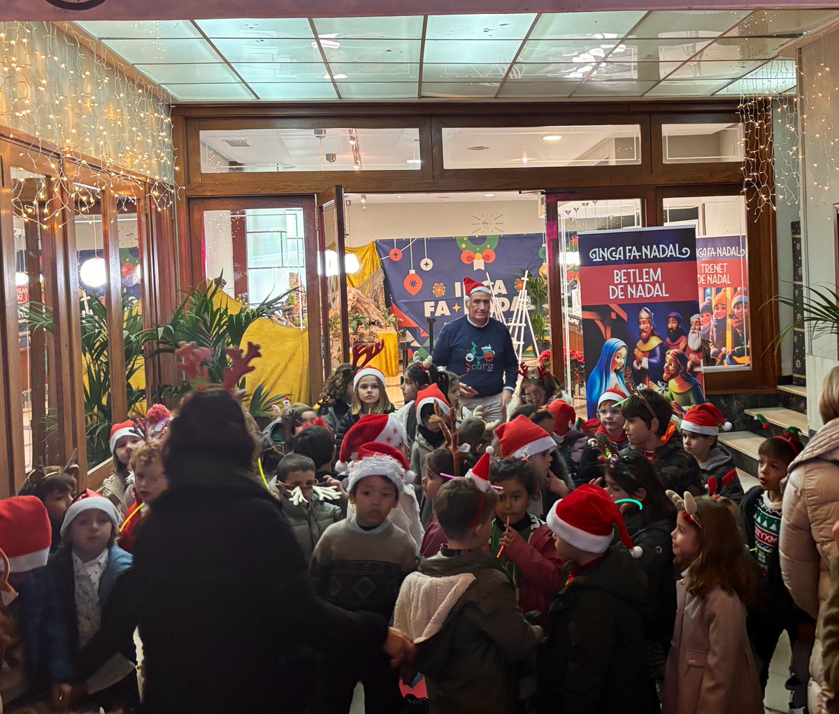 SocialistesInca's tweet image. 🎤Avui horabaixa hem gaudit dels alumnes més petits de l'escola de música @torrandell_inca cantant nadales pels carrers de la nostra ciutat. 

Finalment hem celebrat el ja tradicional concert de Nadal amb els alumnes del conservatori al @teatreinca. 

Un autèntic #OrgullInquer!