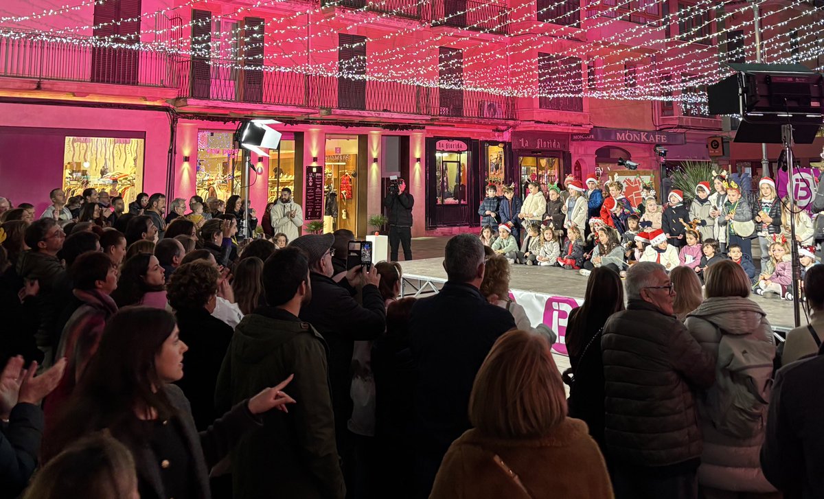 SocialistesInca's tweet image. 🎤Avui horabaixa hem gaudit dels alumnes més petits de l'escola de música @torrandell_inca cantant nadales pels carrers de la nostra ciutat. 

Finalment hem celebrat el ja tradicional concert de Nadal amb els alumnes del conservatori al @teatreinca. 

Un autèntic #OrgullInquer!