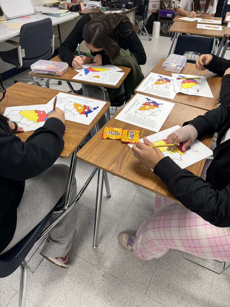 BHaase_CMS's tweet photo. 8th grade Social Studies participating in stations to create Map of Westward Expansion https://t.co/poICT8sp5N