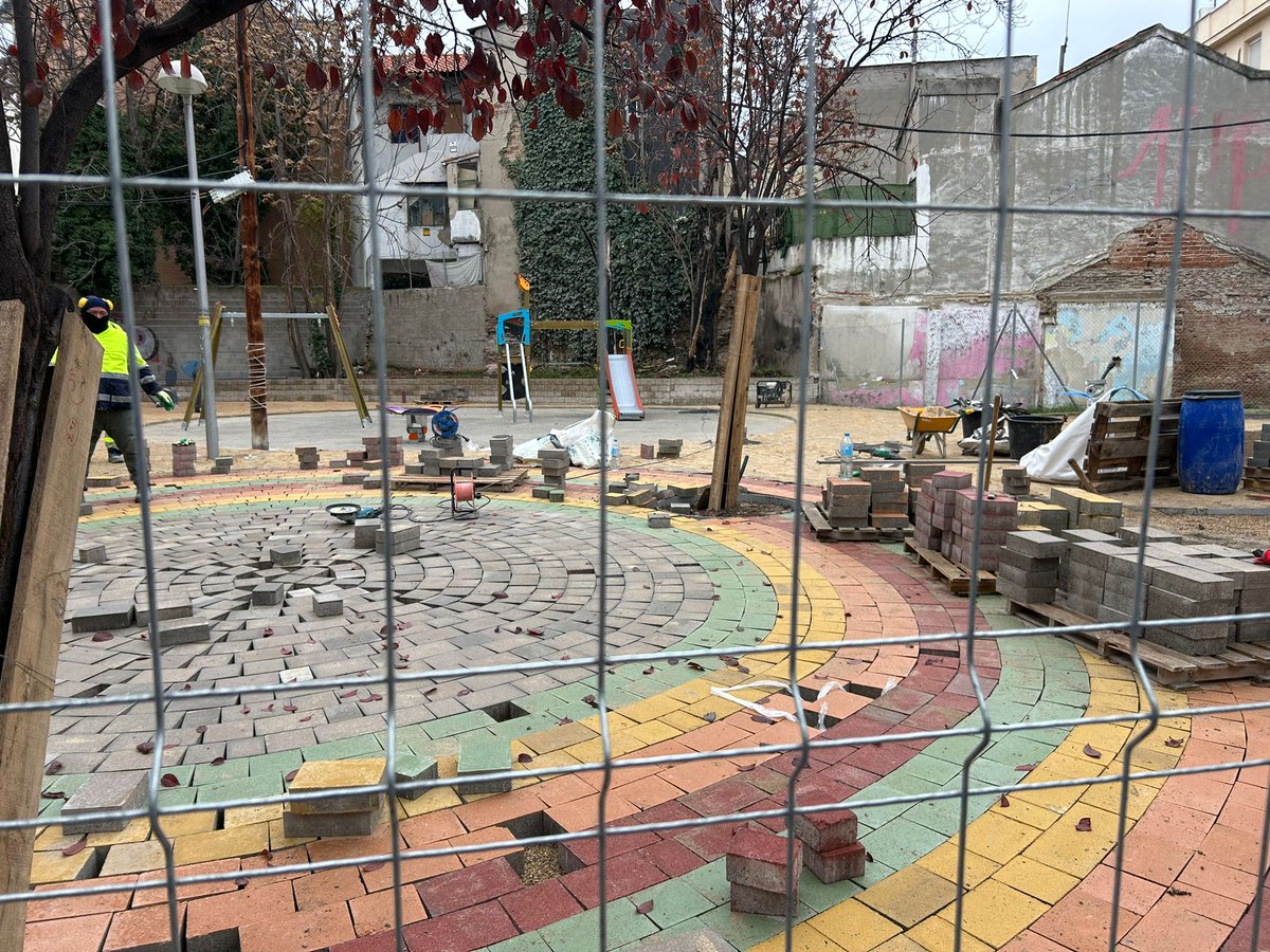 KaskoviejoVk's tweet photo. En marcha la rehabilitación del Parque Arco Íris (Av. Monte Igueldo, 71) con 250.000 € 💶 (Plan SURES 2025).
Esperamos que esta vez el dinero sí se note: más naturaleza, sombras reales 🌿🧒👧 y una fuente, que falta hace 💧.
¡Vallecas merece parques dignos, frescos y vivos! 🌈💚 https://t.co/6x988DIq8X