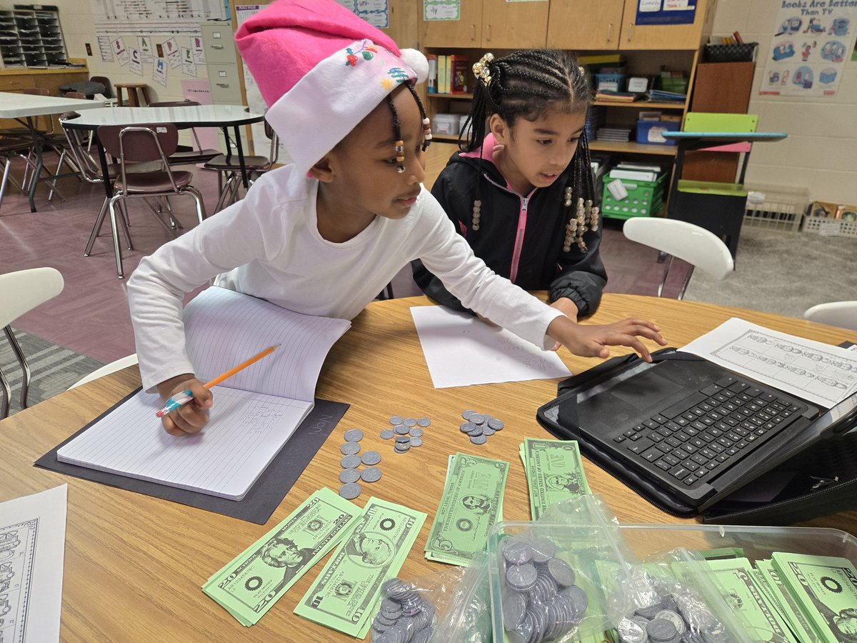 historynerdtchr's tweet image. Counting money is serious business! Firsties tallying up orders for customers at their restaurant. #goinggifted #WeareRACERS #UnlockPotential @RCE_HCS