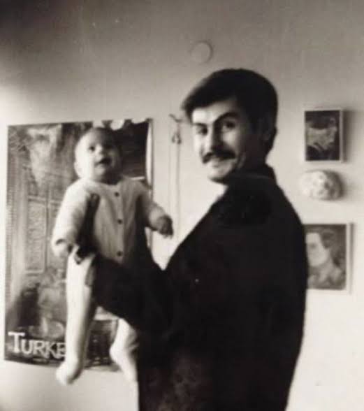 "Yarın farklıdır bugünden,
Adı değişir hiç olmazsa.
Kara bir suyu geçiyoruz şimdilerde, Basarak yosunlu taşlara. 
Sen bugünden yarına
Birazcık umut sakla."

Metin Altıok, Kanadı Kırık Bir Akşam