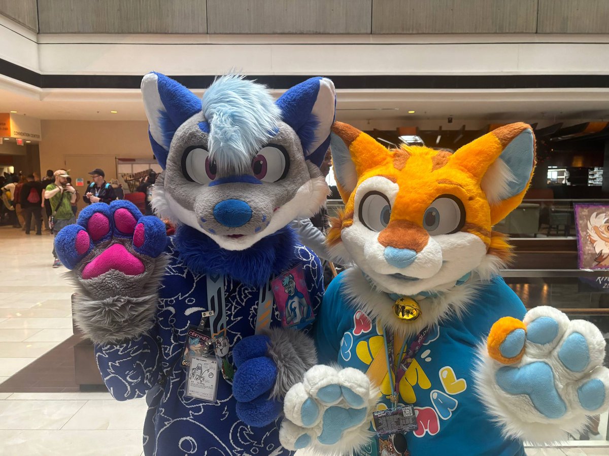 Moxtrots's tweet photo. Met my Suit Siblings for the first time this MFF! It was so fun meeting you two!! #FursuitFriday 

🟠: @mangopawss 
🟣: @y1ffox 
🪡: @Fuzz_Sunday https://t.co/mKTEXyoZgu