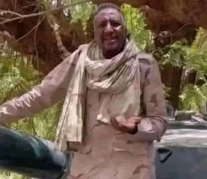 دقلو لبريطانيا : 
 Why are you fighting me?
(انجليزي مشفشف من زقاقات السوق العربي)