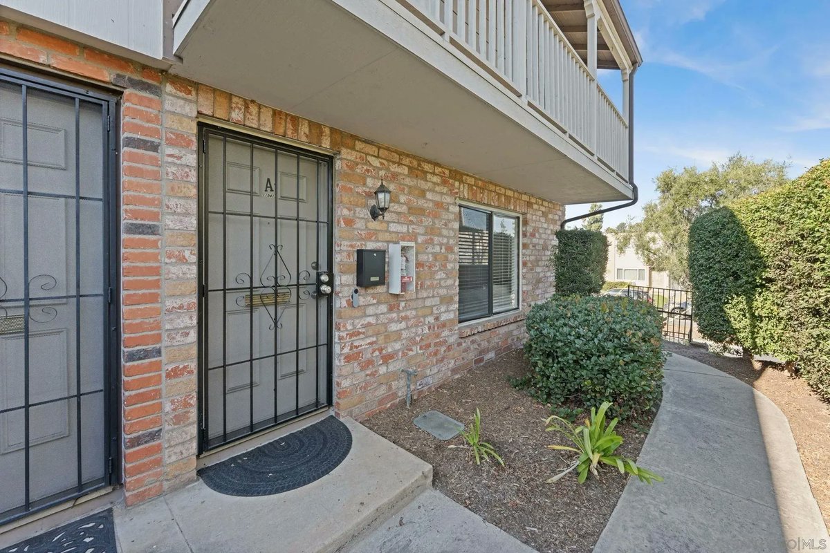 RealtorVinceC's tweet photo. 11941 Royal Rd Unit A, El Cajon, CA, 92021
3 bed | 2.5 bath 1323 Sq. Ft.
Active | 569000
https://t.co/B5aXuEmcRP
STUNNING TURN-KEY TOWNHOME W/ PRIVATE PATIO, DUAL BALCONIES! Welcome to 11941 Royal Rd #A, light-filled, fully upgraded showstopper that blends modern style,... https://t.co/NMSbA8pNLq