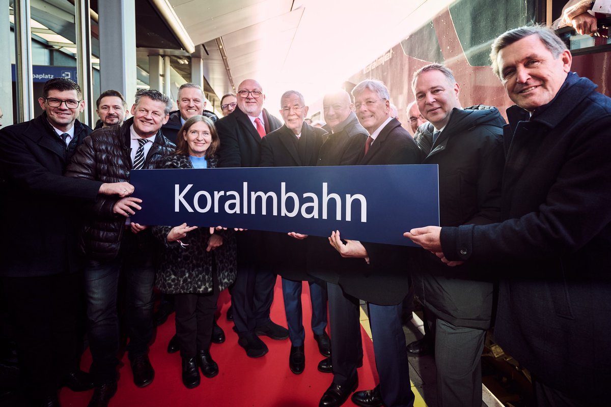 Heute war es soweit: wir haben die <a href="/unsereOEBB/">ÖBB</a> Koralmbahn eröffnet - in Zukunft geht es in 41 Minuten von Graz nach Klagenfurt und in nur 3h10 von Wien nach Klagenfurt 🚂 
Alles auf Schiene 😎
#oebb #koralm