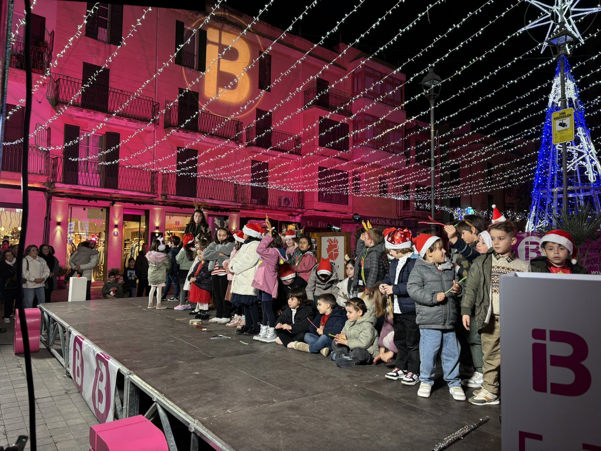 SocialistesInca's tweet photo. ✨Avui hem gaudit d'un horabaixa ben especial i divertit amb @IB3 , que ha triat la plaça d'Espanya d'@incaciutat per celebrar la seva pròpia encesa de llums amb la participació dels infants de l'escola de música @torrandell_inca.
#IncaFaNadal https://t.co/ArnFi9isao