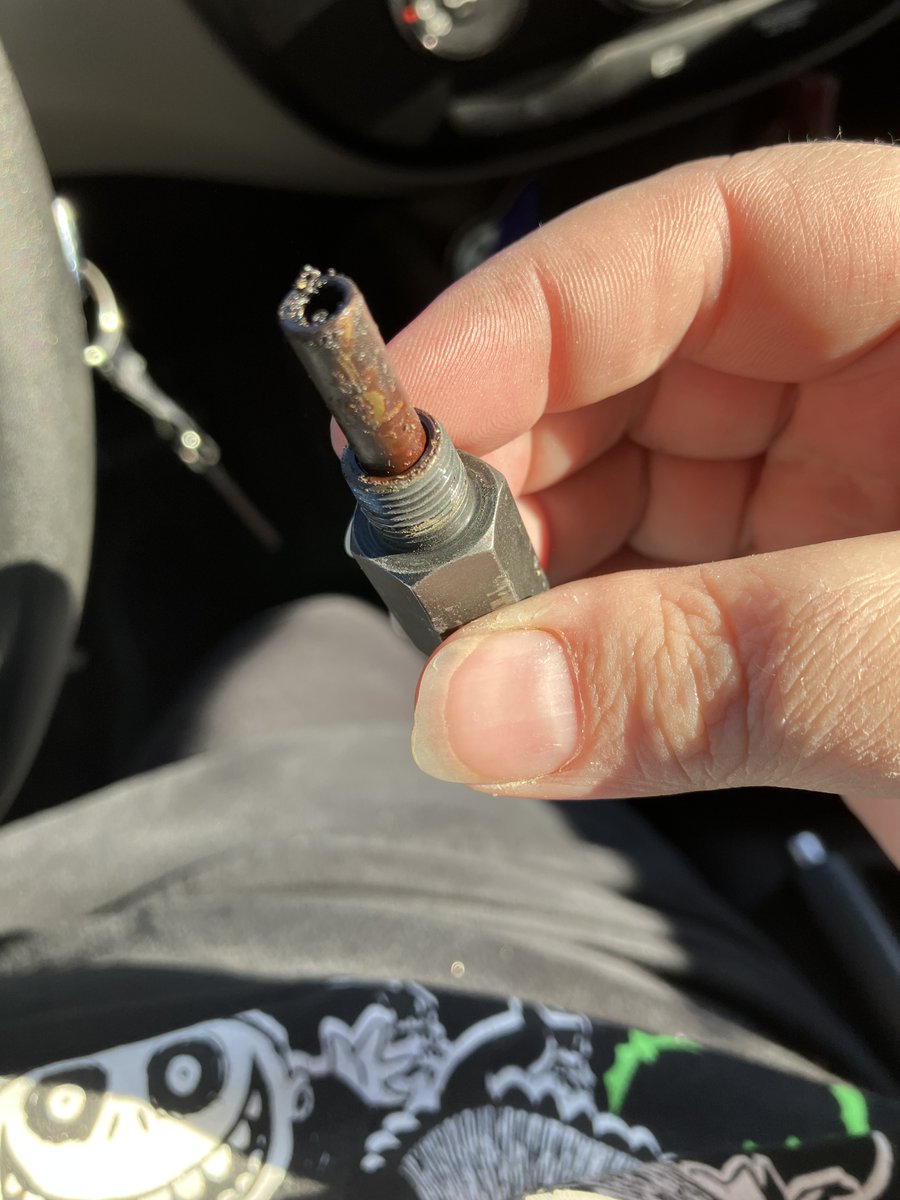 pyrefaerie's tweet photo. my pcv valve was gunked the fuck up. RPMs seem to be doing better, but need to monitor and see. its literally like a $12-16 fix you can do yourself... https://t.co/T4kZgrFNBN