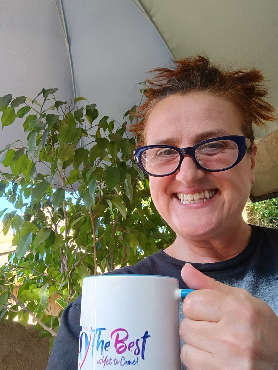 LS_IA_SANELAH's tweet photo. Sipping my morning coffee in December in California, and it feels like summer! ☀️ I'm all about those life choices - where to plant our roots and what to munch on. 
As a digital marketer, I embrace the flexibility. Who else craves that kind of freedom? 🕶️ #WorkFromHome https://t.co/zhwM6Zai0F