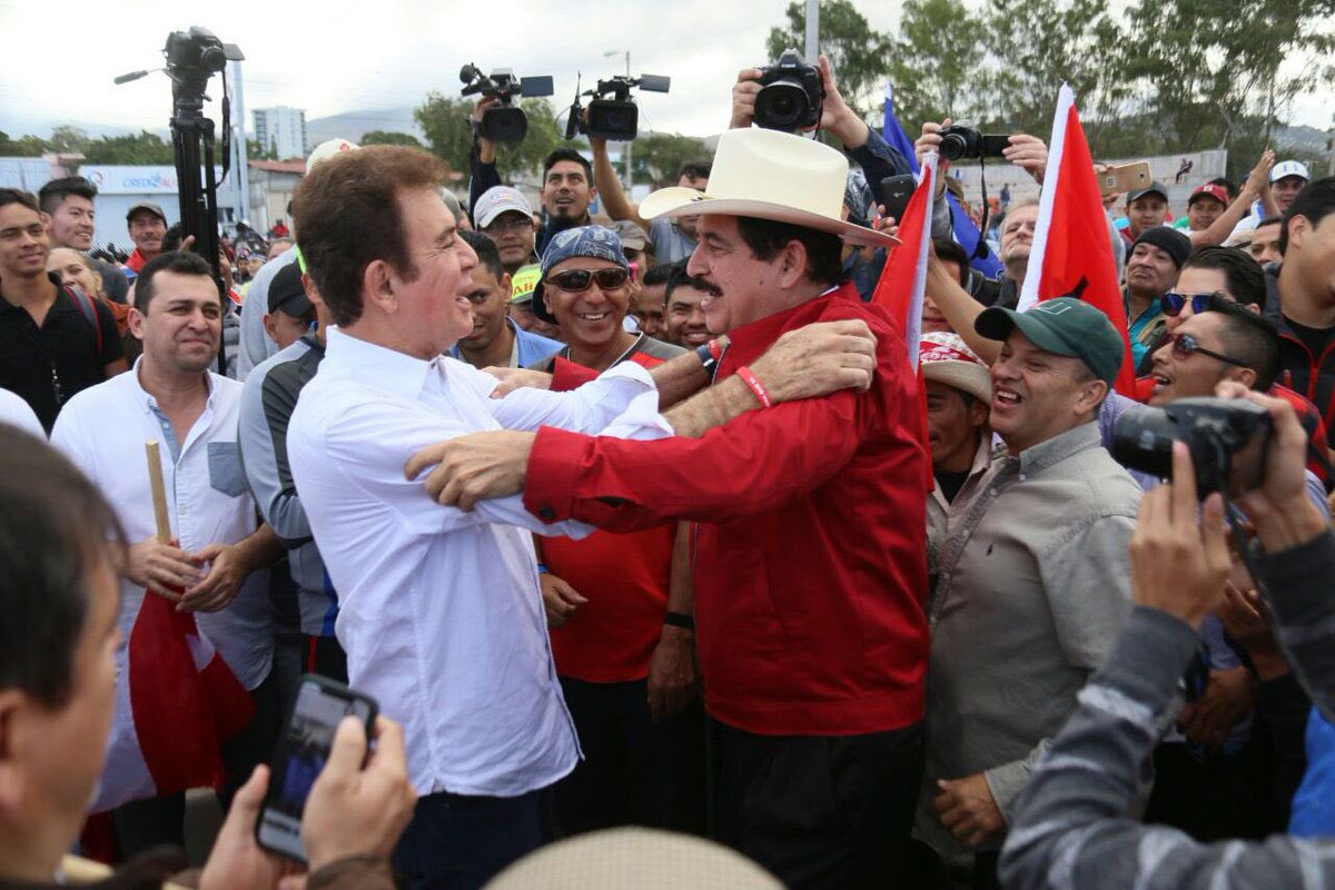 🚨SE ENCACHIMBARON LOS CHELES EN ÉL CCEPL

<a href="/IroshkaElvir/">Iroshka Elvir Diputada</a> le cede todos los espacios para escrutinio especial a Manuel Zelaya y será Mel quien enviará a sus colectivos para crear caos a lo interno del CNE. 

La alianza de estos 2 va a destruir completamente el proceso electoral.