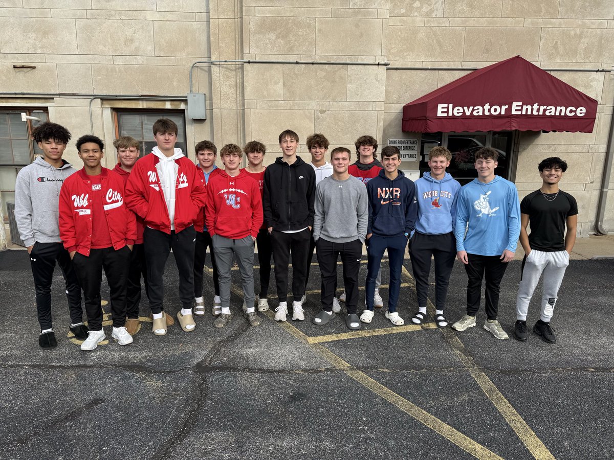 wcbaseballcards's tweet photo. Some of our guys were able to help collect food from our schools food drives this morning and help organize them for local churches. https://t.co/Db9qNRUdjX
