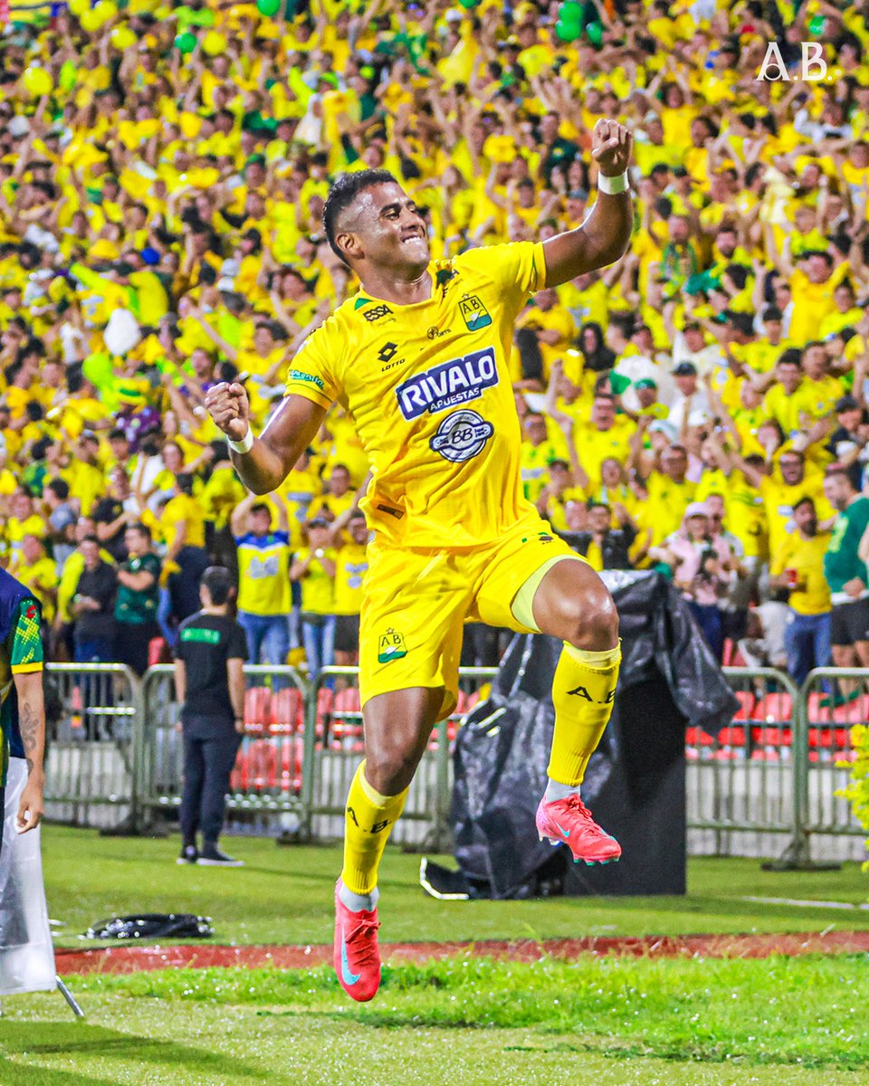 𝐂𝐚𝐦𝐩𝐞𝐨́𝐧, referente y líder. Gracias por estos 5 años de pasión que marcó a toda una hinchada y una estrella que siempre recordaremos. ¡𝐆𝐑𝐀𝐂𝐈𝐀𝐒, 𝐂𝐀𝐑𝐋𝐎𝐒 𝐇𝐄𝐍𝐀𝐎!⭐