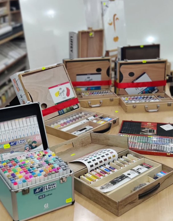 PastorDeco's tweet photo. Este año, regala creatividad. 🎨

Ya tenemos en tienda cajas y sets de óleos y rotuladores listos para estrenar.
#bellasartesalicante #comercioalicante #pastordecoraciones https://t.co/P4x3ljMJeM