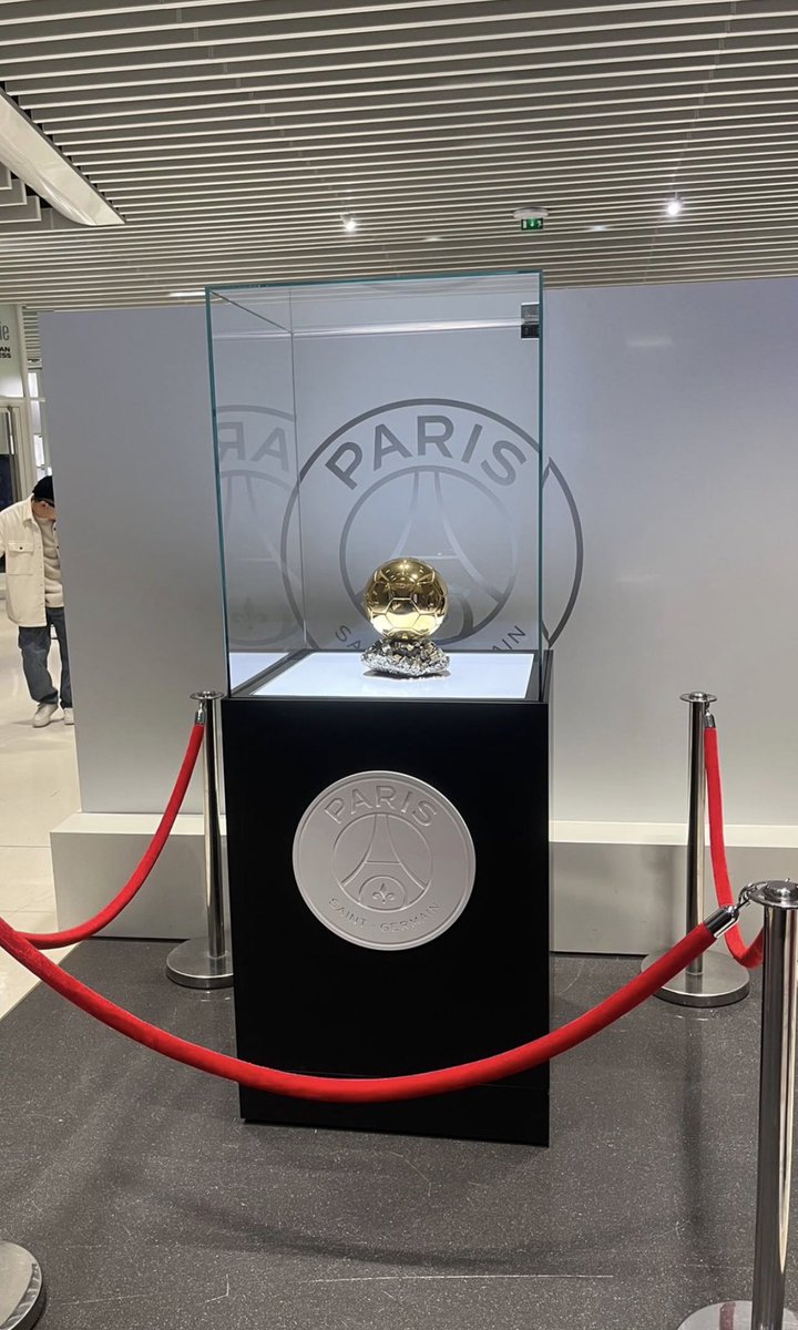 Julien_27LS's tweet image. LE BALLON D’OR D’OUSMANE DEMBÉLÉ EST ACTUELLEMENT EXPOSÉ DANS LE PARC DES PRINCES ❤️💙