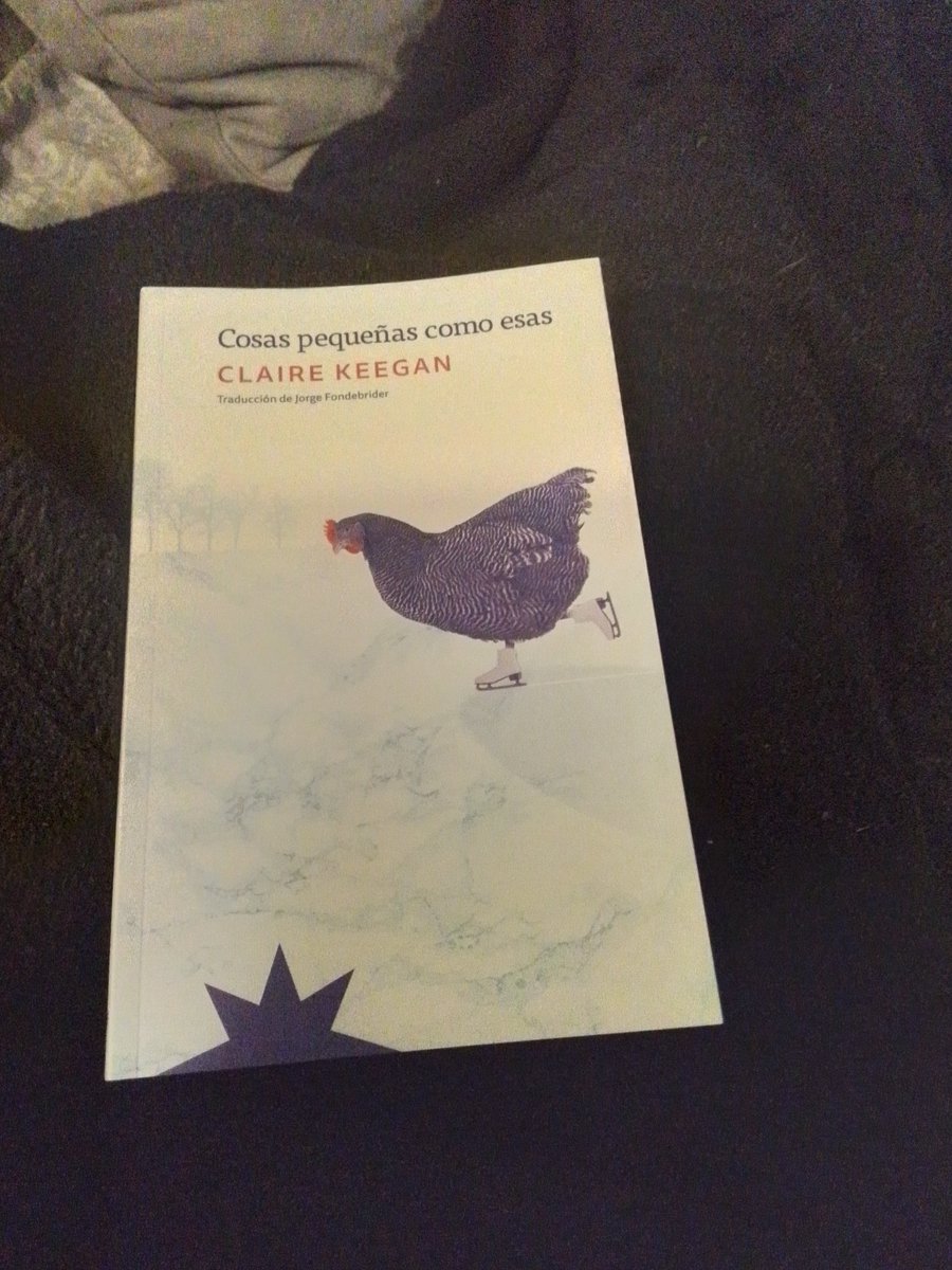 asi_todos's tweet image. Lo bueno de las ferias como #BackToTheBook es que hay tiempo y espacio para charlar y dejarse recomendar.
En el stand de @EternaCadenciaE me recomendaron esta pequeña maravilla para una tarde de frío, manta y sofá como la de hoy. 
#LecturaRecomendada