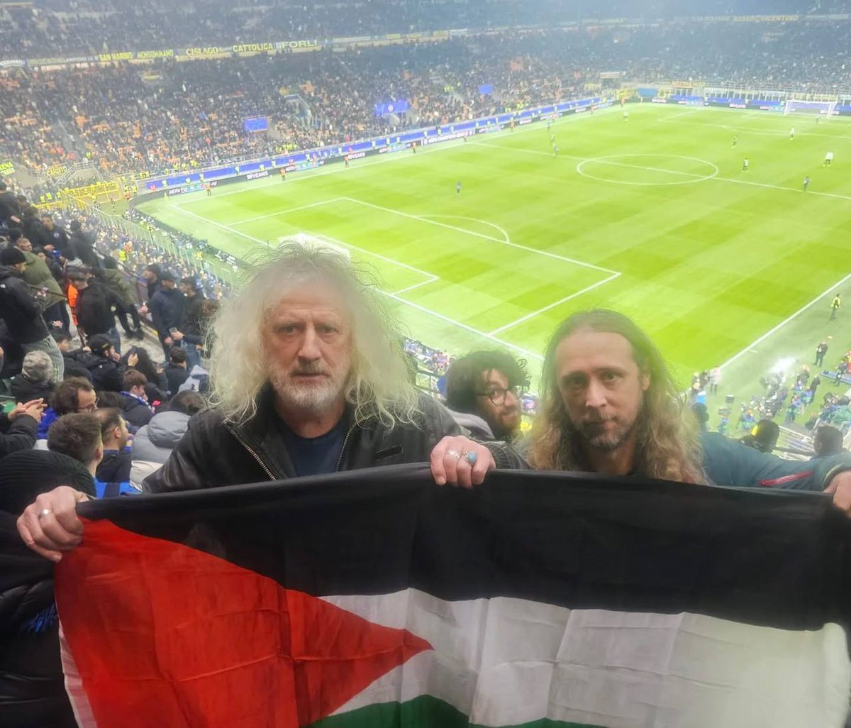 _
رافعًا علم #فلسطين 🇵🇸
السياسي الأيرلندي والناشط المجتمعي #مايك_والاس :لا تتوقف عن الحديث عن فلسطين، القوى الغربية صامتة مع استمرار العدو #الإسرائيلي في قتل #النساء_والأطفال كل يوم🚫💔

#فلسطين_قضية_الشرفاء 
#غزة #حماس_فخر_الأمة #ابو_مرداع #ابو_حصه #اليمن #لبنان #العراق_الأردن