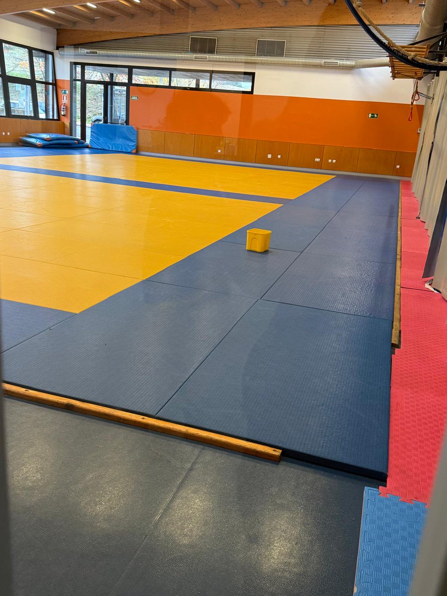 Daroca777's tweet photo. 🚨 ALERTA en el Polideportivo Cerro de la Mina

❌ Filtraciones de agua
❌ Luces defectuosas  
❌ Pavimento en mal estado

Reclamamos actuaciones URGENTES por riesgo para usuarios

¿Cuándo actuará el Ayuntamiento?

#Majadahonda #Deporte
https://t.co/h6W1eiKTg6 https://t.co/iGaiqOzzcO
