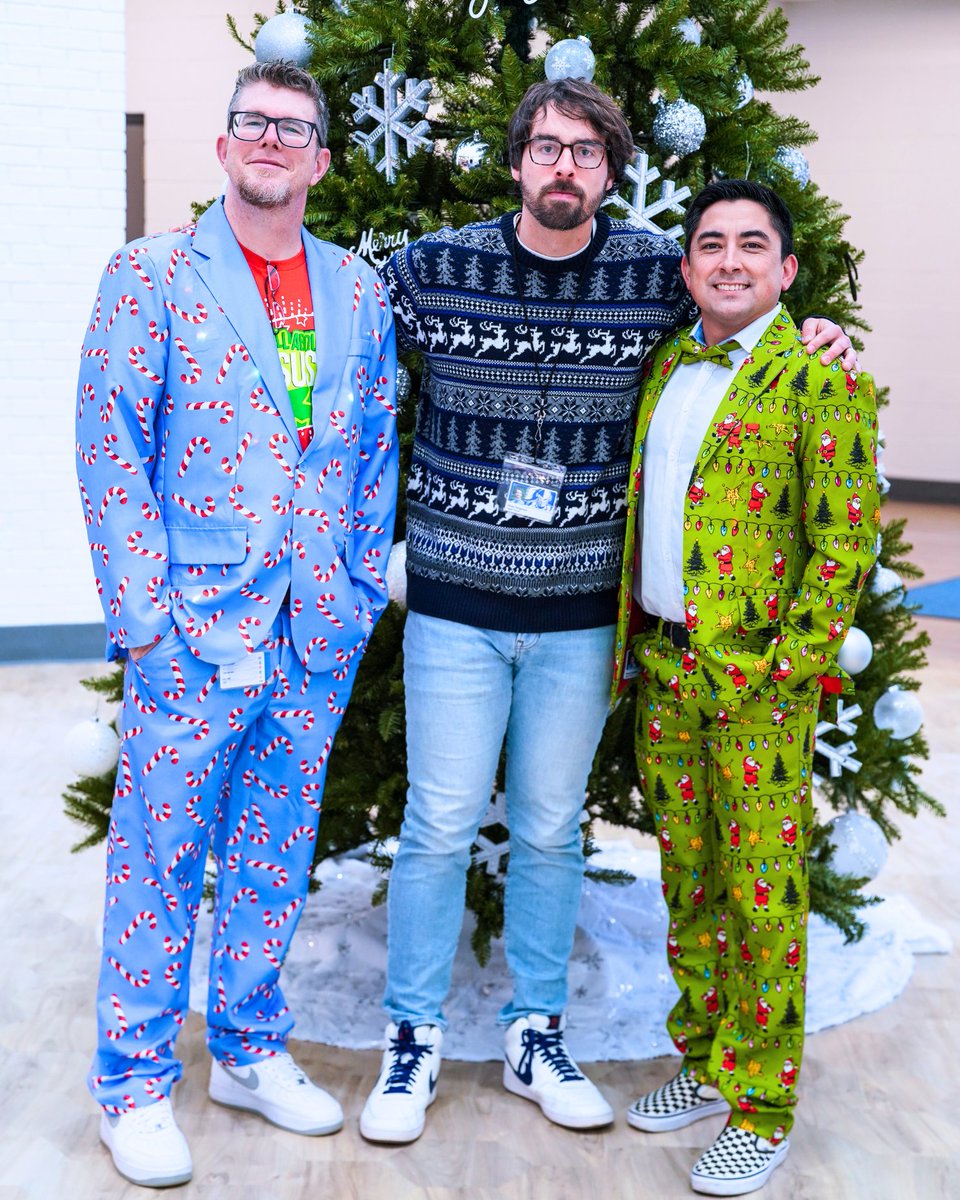 🎄Who really wants to see you at the Alumni Drop-In?! These guys! As we enter into our exam week we want to see YOU fresh off yours! Come lift our spirits, grab a hot chocolate, and see your friends. #foreveraKnight

🗓️MONDAY
🕑2PM
📍Knights Hall (old locker commons)
👉Be there!