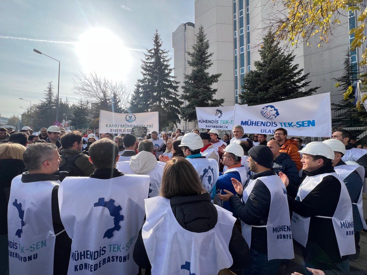 Bir çok projeye imza atan, sorumluluk alan, gecesini gündüzüne katarak sahada fedakarlıkla çalışan Kamu Mühendisleri yıllar boyunca geri plana atıldı. Meslek onurumuz ve maaşlarımız ayaklar altında. Bir an evvel çözüm istiyoruz!
 #GüçlüMühendisGüçlüTürkiye