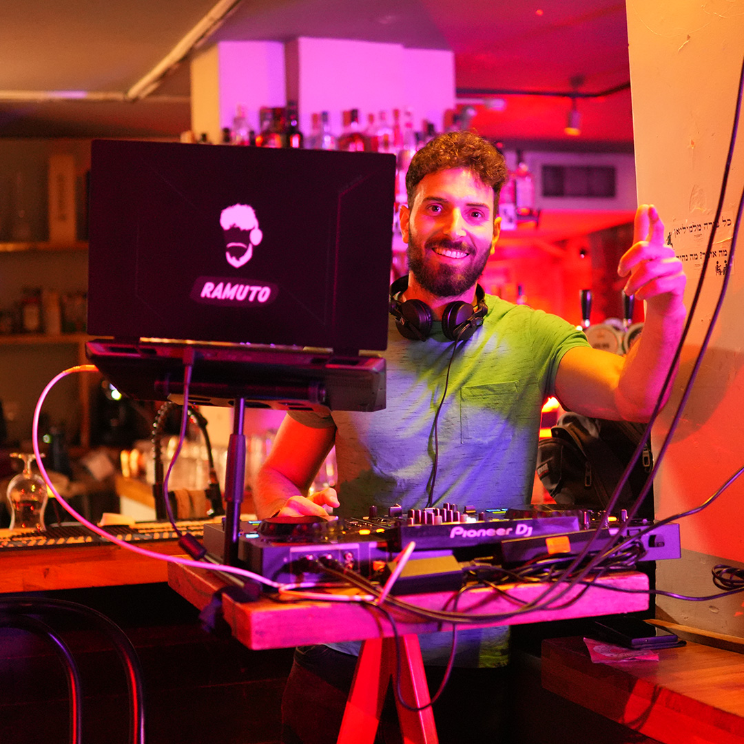 let’s make the neighborhood shake again 🛸🎧 #hashchena #ramuto #djlifestyle