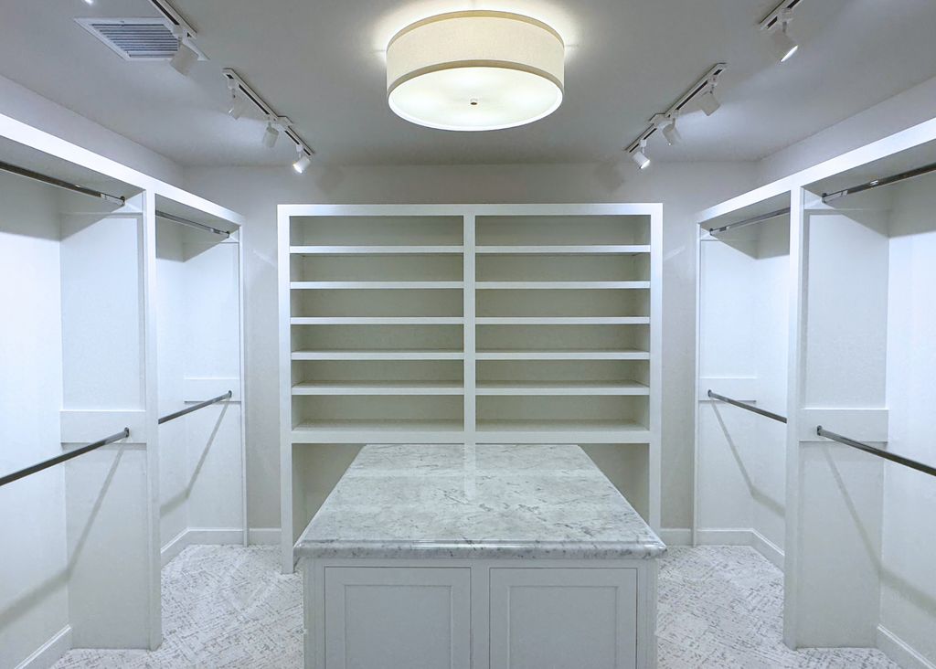 GrantHomesTulsa's tweet photo. Just giving this beautiful closet the attention it deserves. 🤩

#customcloset #closetremodel #homerenovationstulsa https://t.co/YYnbAs31l0