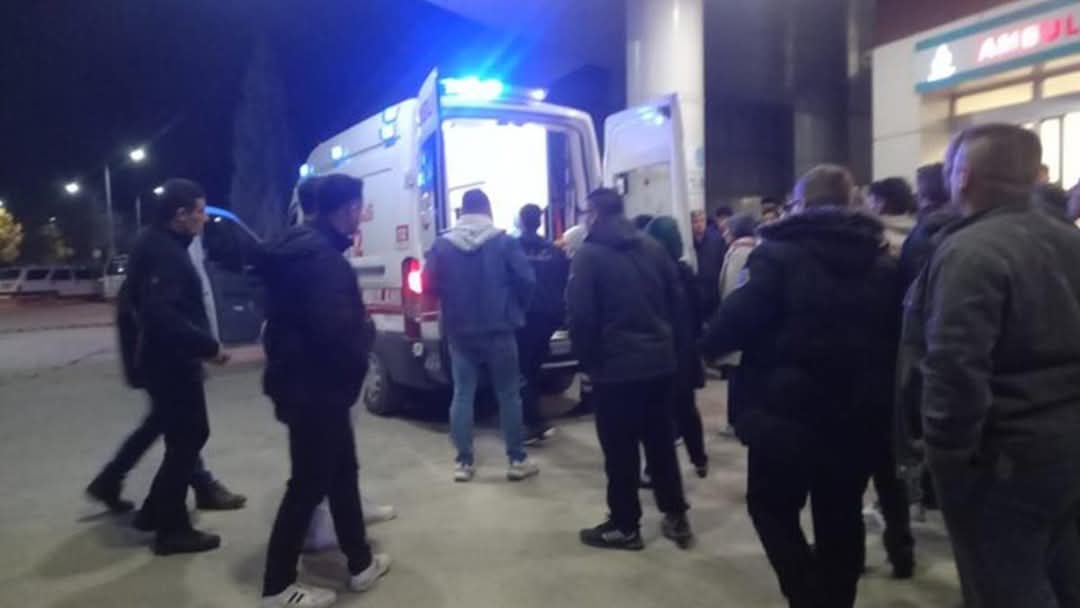 Kütahya Gediz ilçesi Gökler beldesinde bulunan maden ocağında 7 kardeşimiz karbonmonoksit gazından zehirlendi. Hastaneye kaldırılan madencilerin tedavisi sürüyor. Tüm kardeşlerimize ve halkımıza geçmiş olsun. Sürecin takibindeyiz.