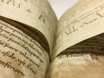 Thesaurarius's tweet photo. Los #scriptoria eran talleres monásticos donde los monjes copiaban a mano textos antiguos. No solo preservaron la fe, sino también la filosofía, la ciencia y la literatura clásica.

Sigue este hilo 🪡✒️ https://t.co/14LjT94ojZ