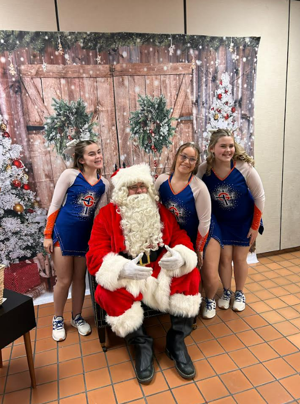 grosscatholic's tweet photo. π
β¨ Santa came to Gross Catholic last night to spread holiday cheer at our Christmas with the Cougars event! Thank you to everyone who joined us for a magical evening filled with joy, laughter, and Cougar spirit. ππΎ #GrossCatholic #CougarFamily #ChristmasWithTheCougars https://t.co/cEySqxrYUK