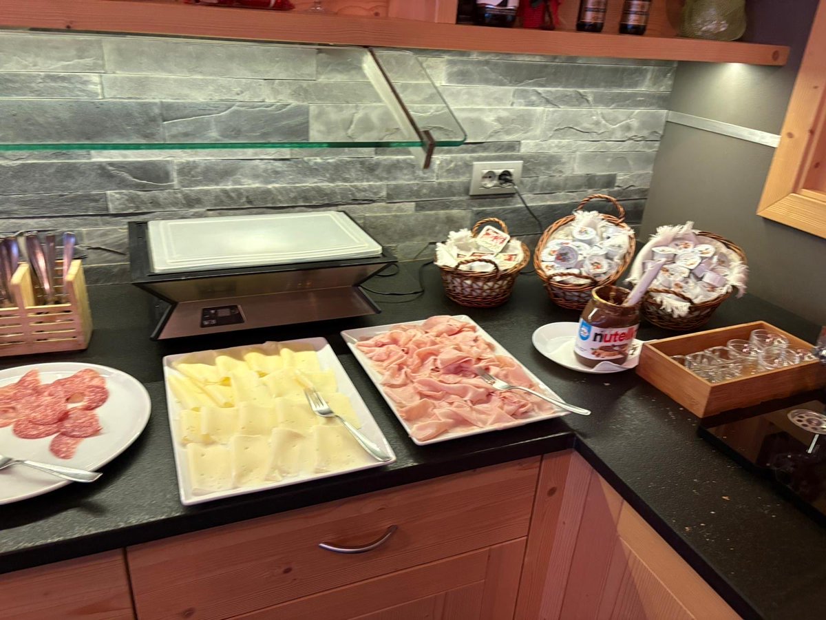 KAHealthWB's tweet image. Here is our fabulous breakfast buffet every morning in Hotel Liz! @Kilwinning_Acad @Skisupremeuk