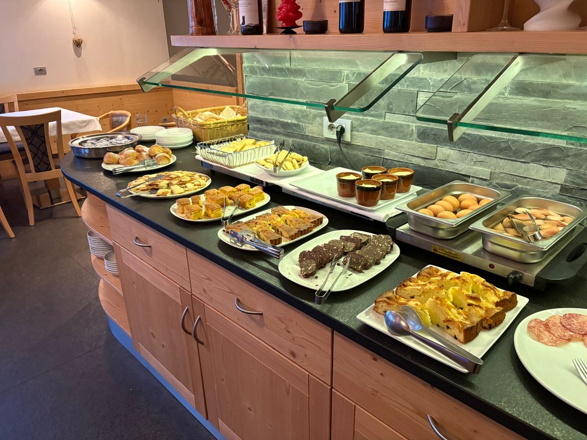 KAHealthWB's tweet image. Here is our fabulous breakfast buffet every morning in Hotel Liz! @Kilwinning_Acad @Skisupremeuk