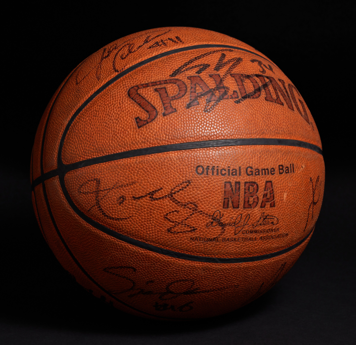 SLAMGrails's tweet photo. The game-used ball that Kobe and Shaq clinched the 2000 NBA Finals with -- their first title -- sold at @Sothebys for $508,000 last night.

Unreal piece of history signed by 12 Lakers, including the two icons. https://t.co/I5jwMihLjl