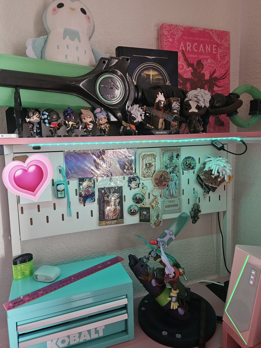 My Ekko collection getting somewhere. One day I'll have the '2ft of Ekko' statue here whenever I pay that thing off. I don't know where I'm even going to put it honestly lmfao. The thing that's covered in my worklist, let me suffer.