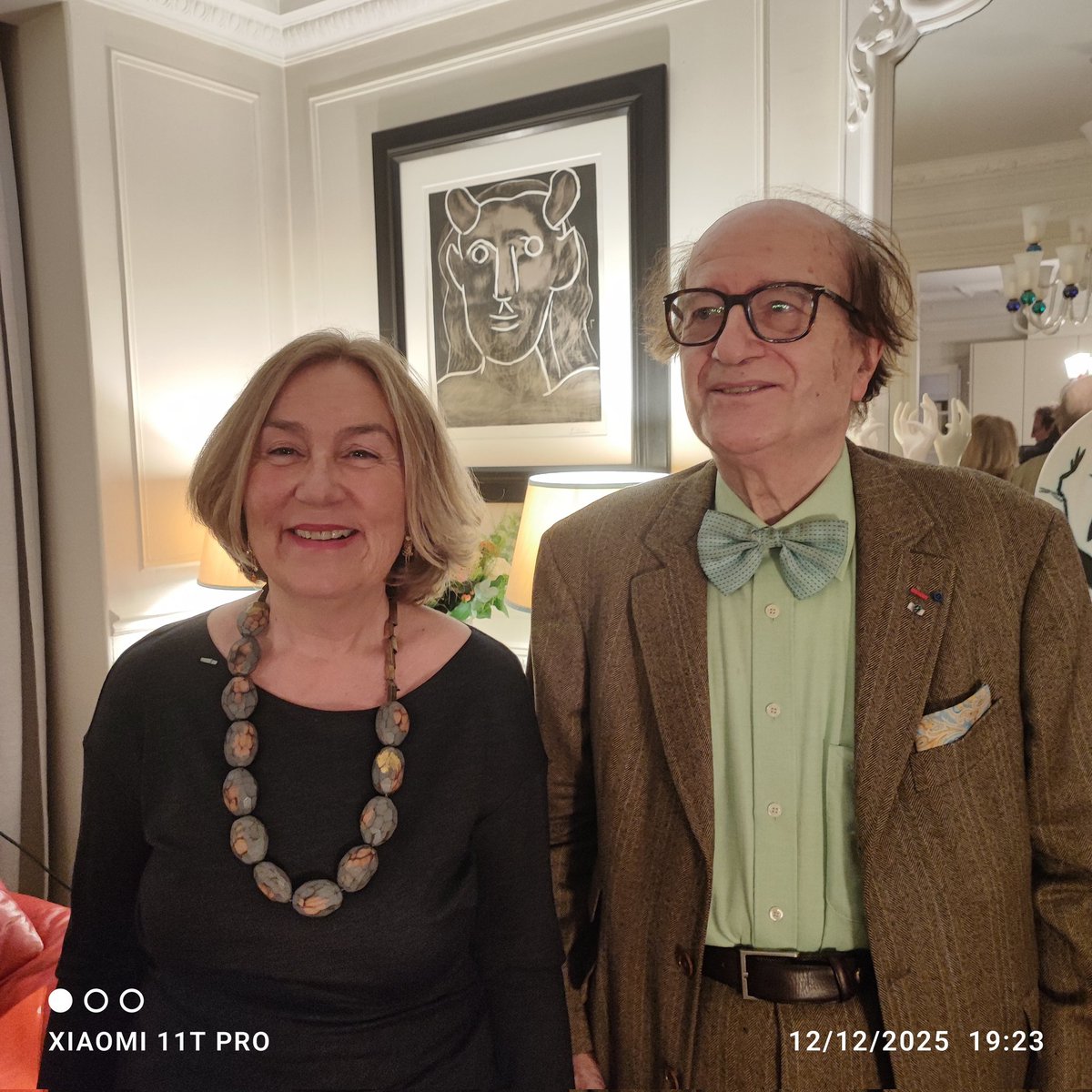 Texring's tweet image. Honoré d'avoir remis ce soir à Caroline Brun, chroniqueuse culturelle à Challenges et animatrice de Forum Production, les insignes de chevaliere dans l'ordre des arts et lettres qu'elle porte avec sa légendaire discrétion