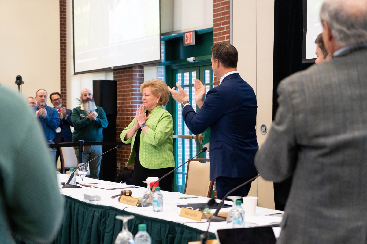 AdamFreemanUSF's tweet image. Always great to be a #USF Bull, but especially this week. Introduced a new football coach, confirmed a new president, honored our outgoing president and celebrated 4,000+ graduates earning their degrees.

Finishing 2025 strong and ready for great things @USouthFlorida in 2026.🤘