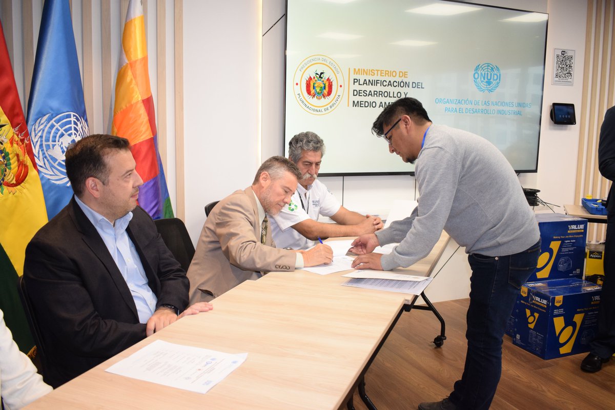 UNIDO_Bolivia's tweet photo. ONUDI en coordinación con el Viceministerio de Medio Ambiente entregaron equipos especializados para fortalecer capacidades técnicas y promover el manejo responsable de refrigerantes dañinos. Un paso clave para la protección ambiental en Bolivia. 🌍♻️  #MedioAmbiente https://t.co/vQjmYxoEI5