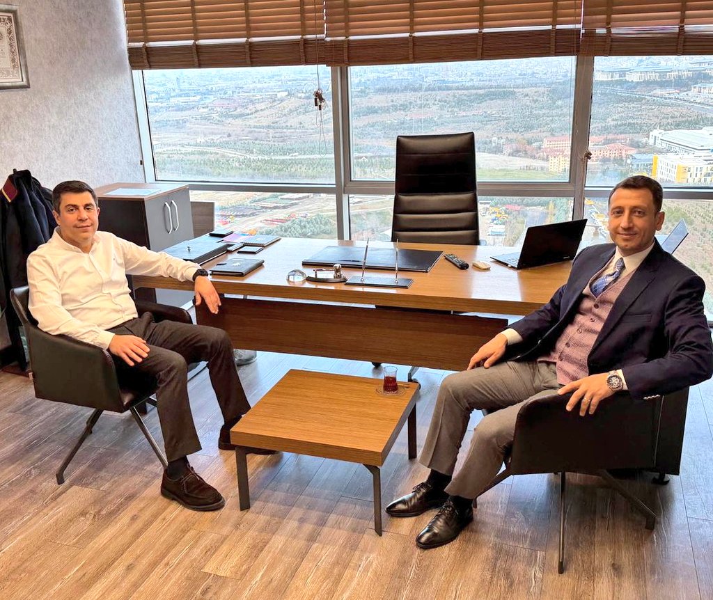 serdardurer's tweet photo. Değerli abim Muammer Cemaloğlu ile yılların dostluğunu yeniden soluduk. Sözler susunca bile gönlün konuştuğu, yüzü huzurla dolan bir buluşma oldu. Yılların tozunu silen, gönlün yorgunluğunu alan güzel bir muhabbet oldu. Kıymetli zamanına, yüreğinin sıcaklığına selam olsun. https://t.co/X2kYPTUZFe